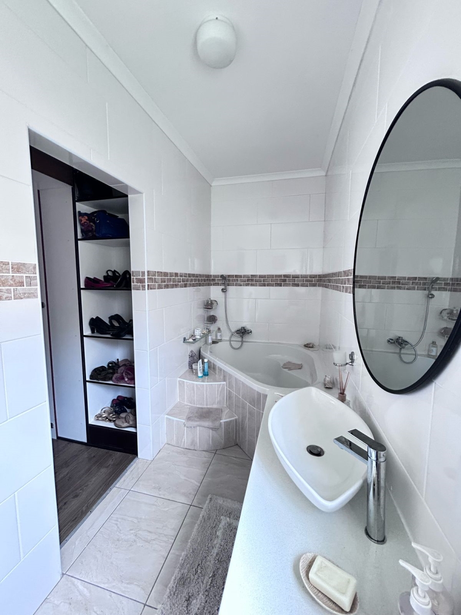 3 Bedroom Property for Sale in Cove Rock Eastern Cape